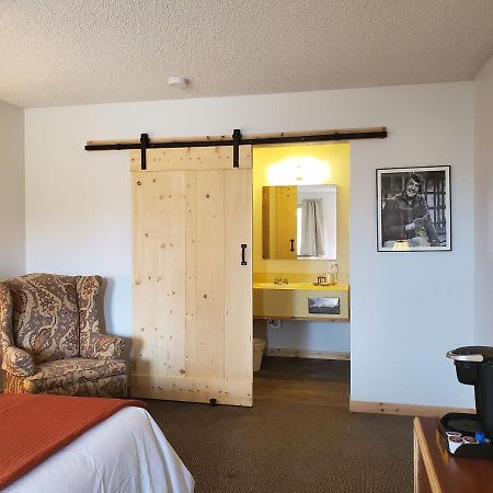 Warden Inn Deer Lodge Kültér fotó