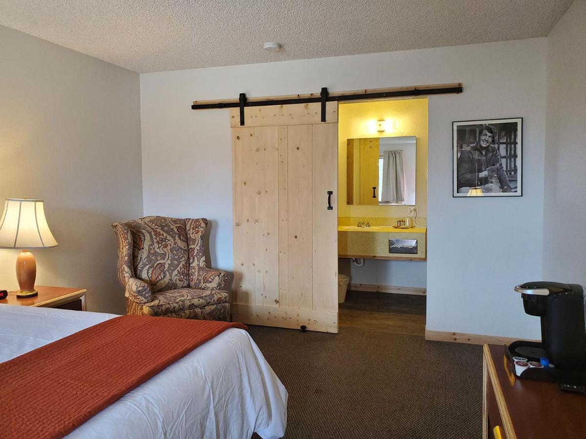 Warden Inn Deer Lodge Kültér fotó