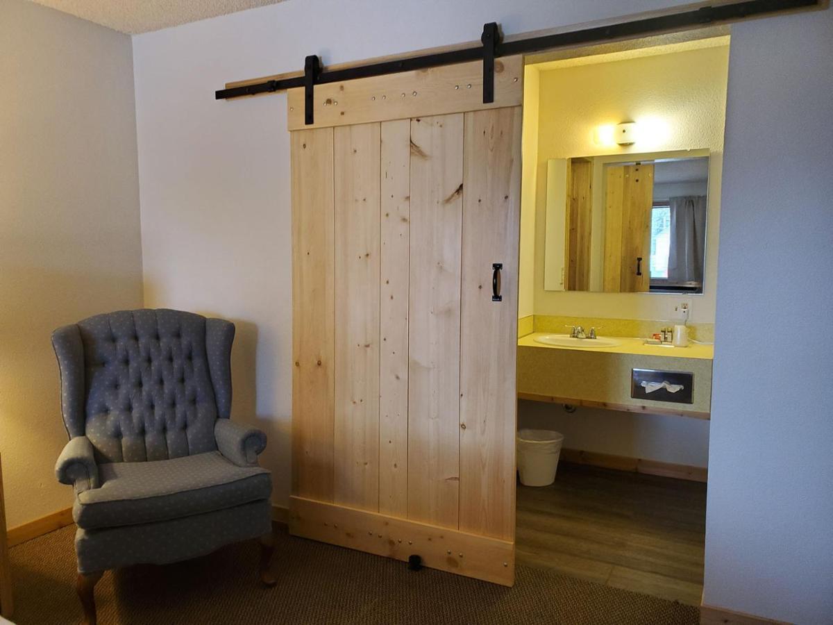 Warden Inn Deer Lodge Kültér fotó