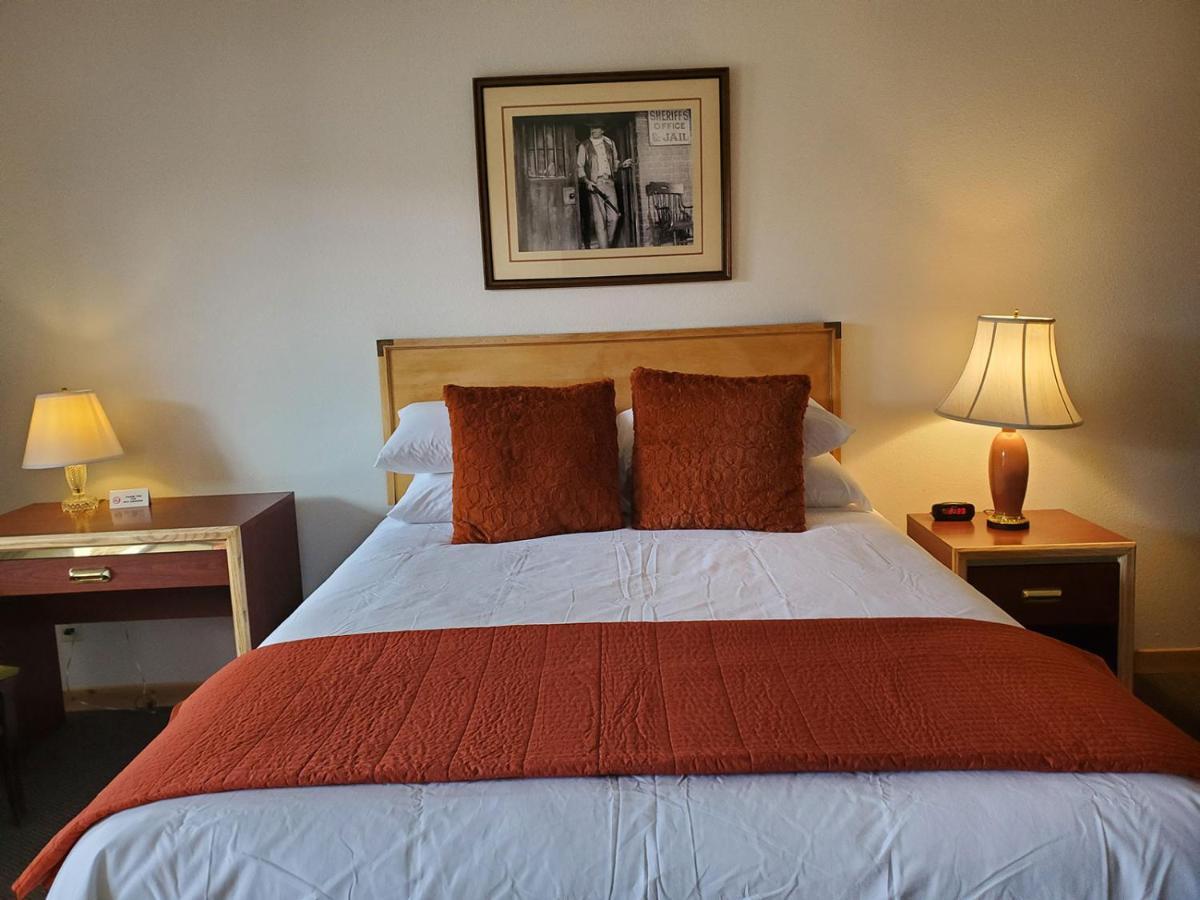 Warden Inn Deer Lodge Kültér fotó