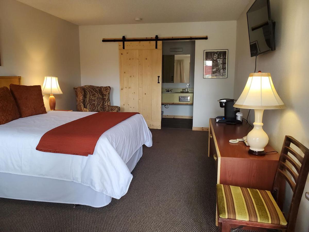 Warden Inn Deer Lodge Kültér fotó